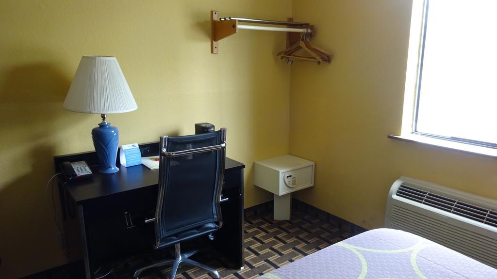 Super 8 by Wyndham Terre Haute Eksteriør billede